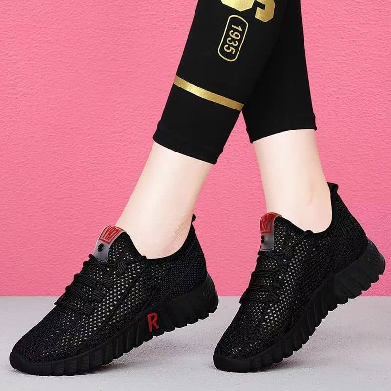 New Women's Slip-On Shoes Lightweight Breathable Mom Shoes Comfortable Versatile Fashion Athletic Casual Walking Shoes