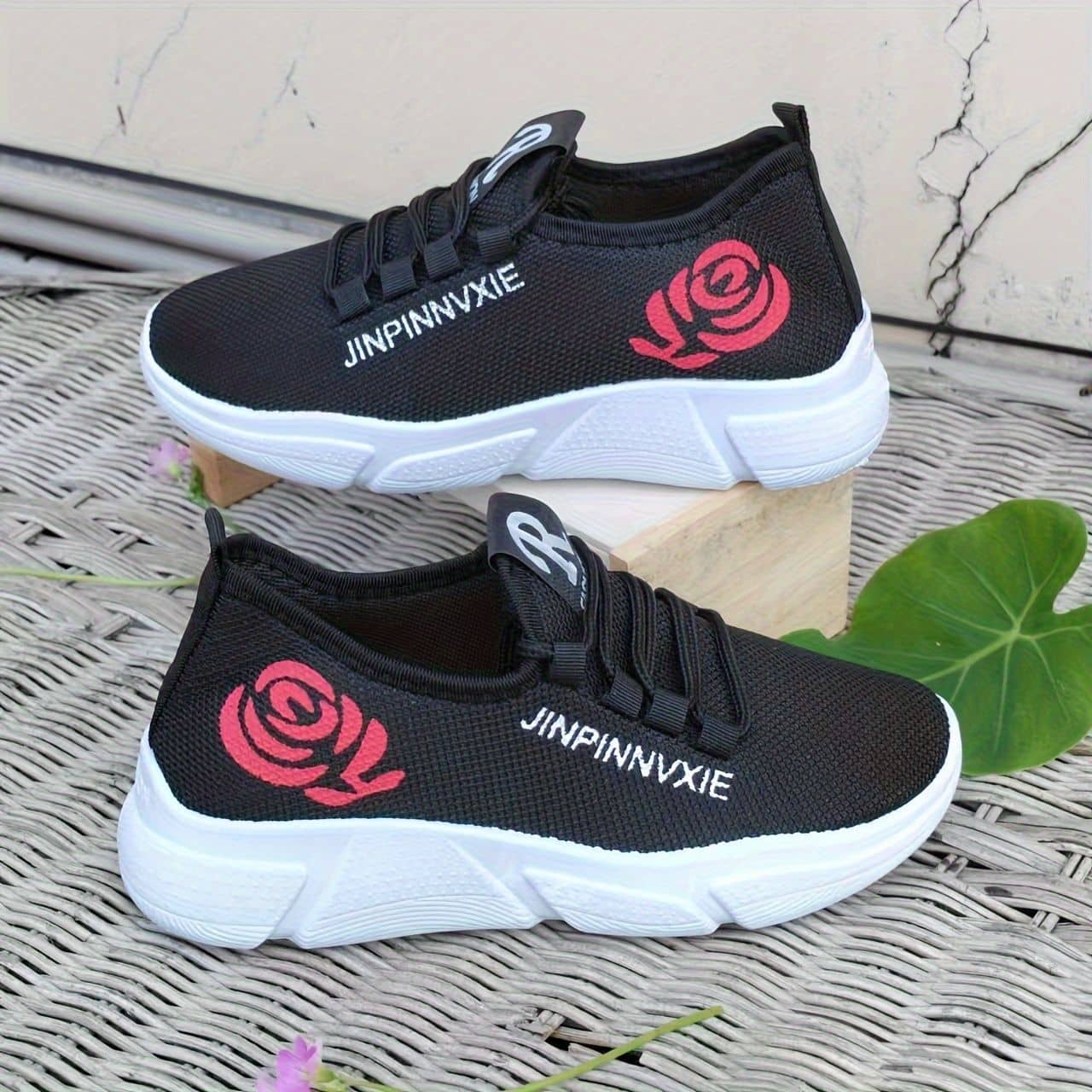 New Women's Slip-On Shoes Lightweight Breathable Mom Shoes Comfortable Versatile Fashion Athletic Casual Walking Shoes
