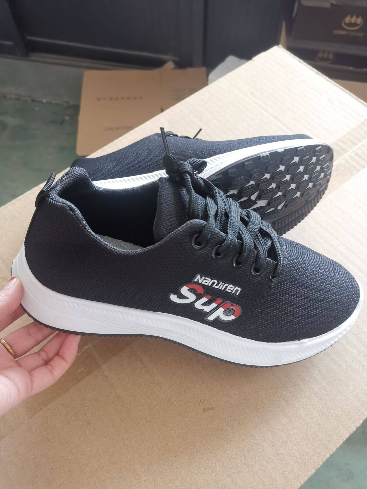 Men's Breathable Flyknit Mesh Casual Athletic Running Shoes Lightweight Wear-Resistant Comfortable Sneakers