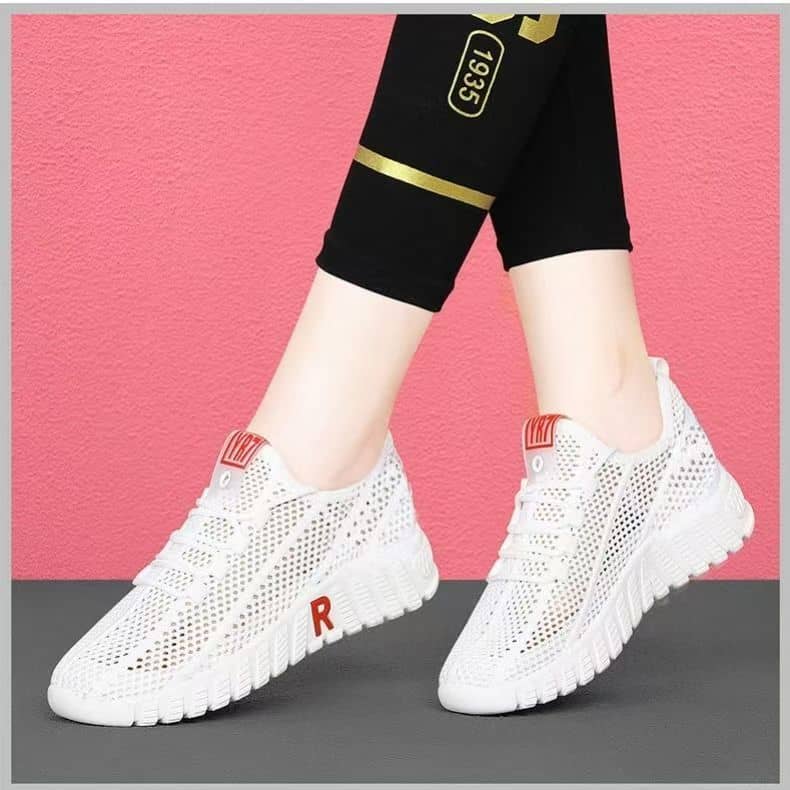 New Women's Slip-On Shoes Lightweight Breathable Mom Shoes Comfortable Versatile Fashion Athletic Casual Walking Shoes