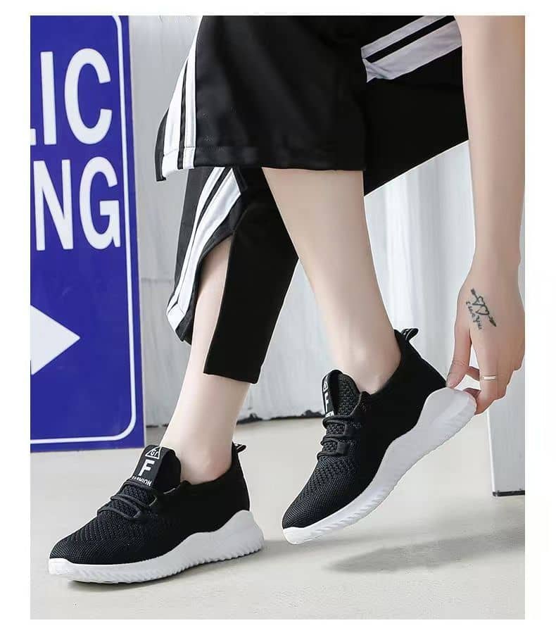 Unisex Flyknit Mesh Sneakers Breathable Comfortable Korean Style Student Running Shoes for Couples