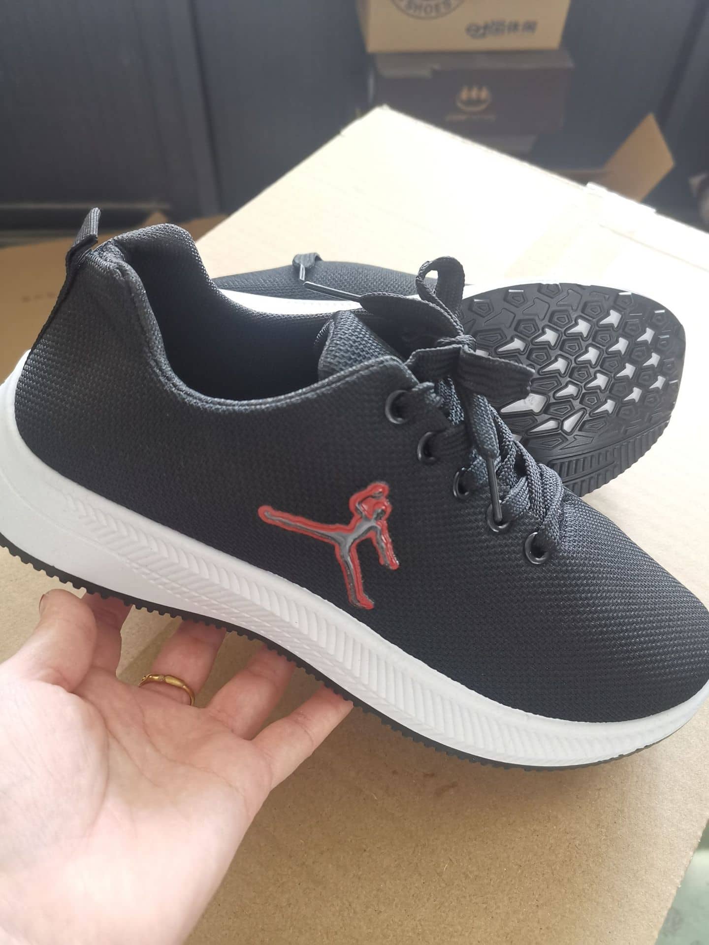 Men's Breathable Flyknit Mesh Casual Athletic Running Shoes Lightweight Wear-Resistant Comfortable Sneakers
