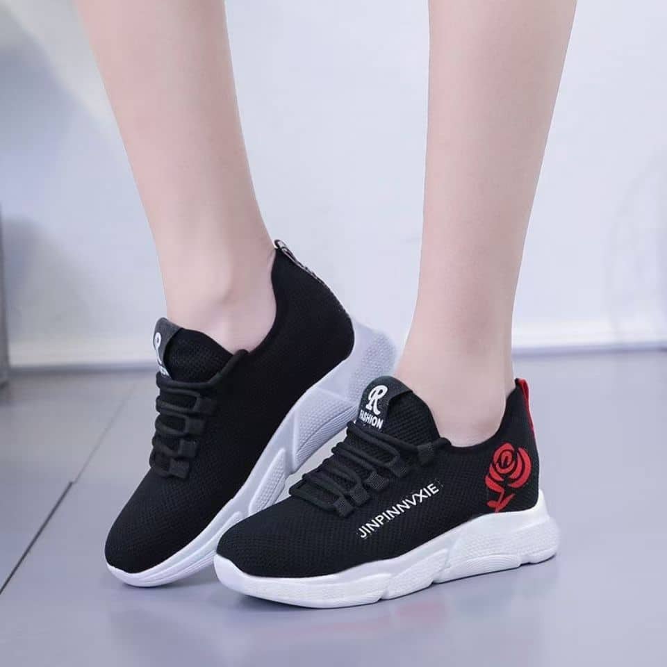 New Women's Slip-On Shoes Lightweight Breathable Mom Shoes Comfortable Versatile Fashion Athletic Casual Walking Shoes